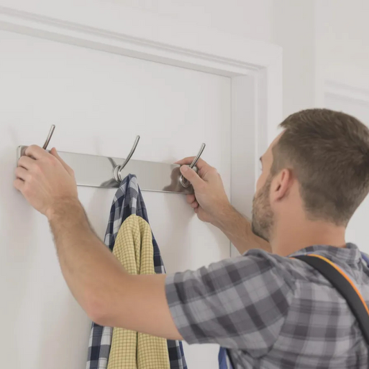 fixer un porte manteau sur une porte creuse : fixation sans dégâts